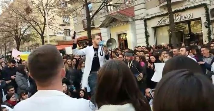 FOTOT/ Protesta merret peng nga "Shtëpia e Lirisë", në podium dalin njëri pas tjetrit ithtarët e Berishës. Emrat