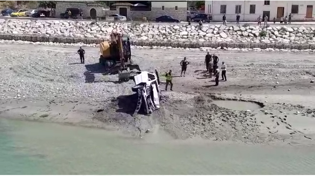 Makina bie në lumin Osum në Berat, humbin jetën nëna dhe fëmija 6 vjeç
