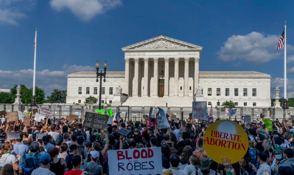 “Mund të ndalohet në gjysmën e shteteve”/ Debate në SHBA për ligjin e abortit, ja reagimet që solli vendimi i Gjykatës së Lartë