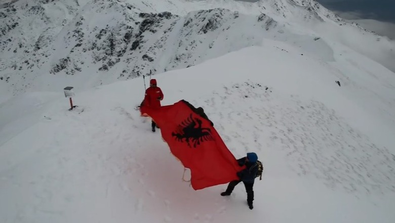 VIDEOLAJM/ Alpinistët nga Kosova sfidojnë motin ekstrem për Ditën e Pavarësisë, valëvisin flamurin shqiptar në 2561 metra lartësi