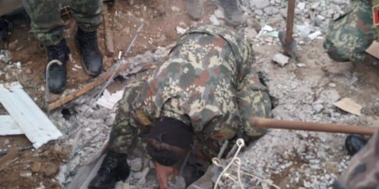 Rama publikon fotot: Skuadra shqiptare e kërkim-shpëtimit në rrënojat e tragjedisë në Malatya