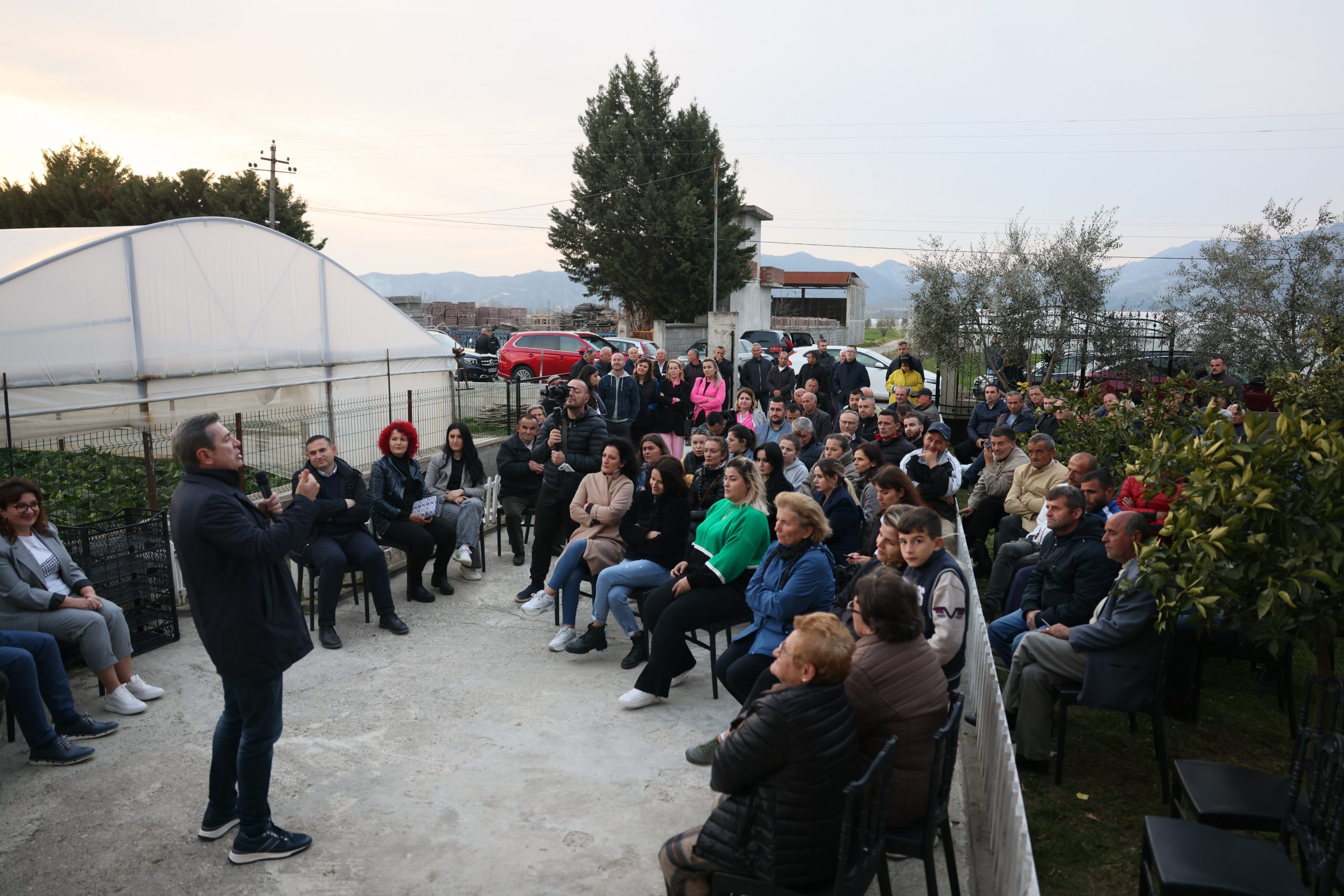 Gjiknuri dhe Llatja bashkëbisedim me banorët e Shirgjanit: “Mbështetje për të vijuar me projektet e nisura; Elbasani nuk ka nevojë për foltoren e Berishës dhe të Metës”