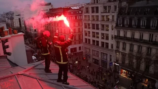 Mbi 450 të arrestuar nga protestat e dhunshme në Francë, sindikalistët: Nuk do të ndalemi