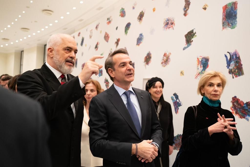 Rama çel ekspozitën në Athinë: Unë, artisti më i mirë ndër kryeministra dhe kryeministri më i mirë ndër artistë