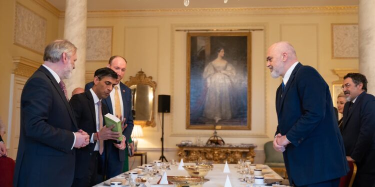 FOTOT/ Rama publikon pamje nga takimi me Sunak: Ja dhuratat që i ka dhënë kryeministrit britanik